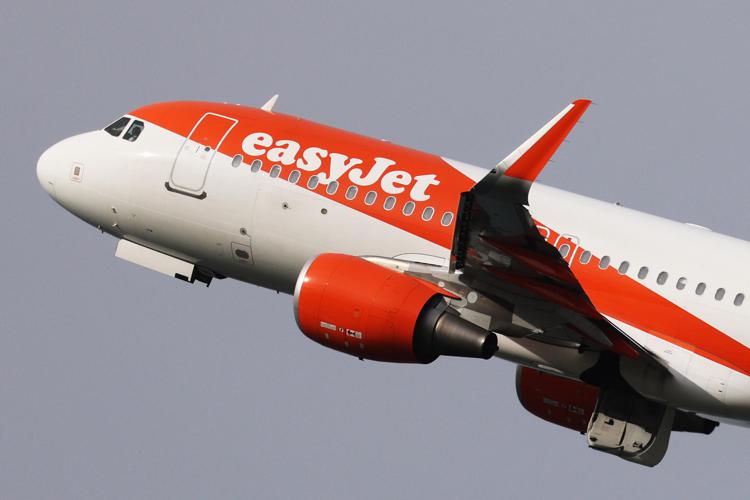 Aereo per Londra dirottato a Bari per litigio tra ragazzine Dirottato volo Easyjet