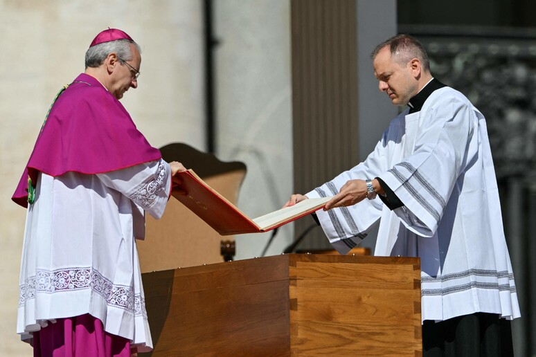 Ultimo saluto a Papa Francesco: l’omelia del cardinale Giovanni Battista Re