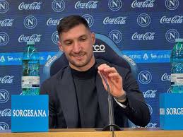 Politano in conferenza: “Necessario proseguire su questa scia, pensiamo a noi stessi”