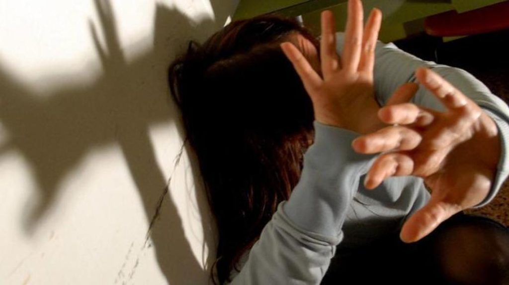 Orrore a Mestre: 11enne aggredita nell’androne di casa
