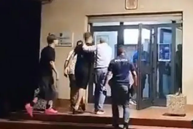 Vittoria, sequestro: ritrovato 17enne dopo rapimento Fermo immagine da video esclusivo del TG1, che mostra il momento dell'arrivo nel commissariato di polizia del 17enne sequestrato a Vittoria