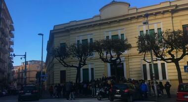 Castellammare di Stabia: scandalo al liceo classico “Plinio Seniore”, bidello arrestato per violenza sessuale